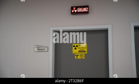 Gefahrensymbole in der radiologischen Abteilung im Krankenhaus. Strahlengefährdung im Mammographiesaal Stockfoto