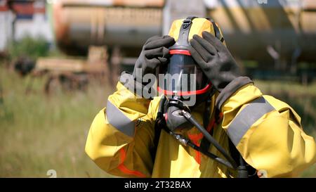 Nahporträt eines starken ernsthaften Feuerwehrmannes in Helm und Schutzuniform. Clip. Lebensrettungskonzept, heldenhafter Beruf, Brandschutz. Stockfoto