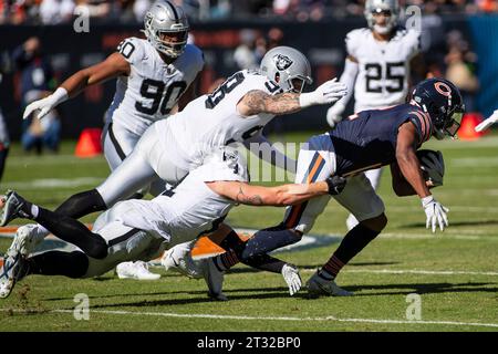 22. Oktober 2023: Chicago Bears #12 Velus Jones Jr.wird von den Raiders #41 Robert Spillane und #98 Maxx Crosby während eines Spiels gegen die Las Vegas Raiders in Chicago, Illinois, besiegt. Mike Wulf/CSM (Bild: © Mike Wulf/Cal Sport Media) Stockfoto