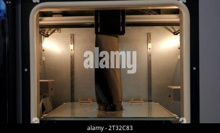 Beim Druckmechanismus werden Ebenen zu einem 3D-Objekt hinzugefügt. Medien. Drucker arbeitet im 3D-Drucklabor. Stockfoto