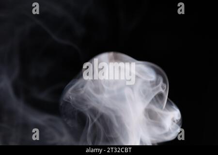 Weißer silberner Rauch auf dunklem Hintergrund, farbenfroher abstrakter weißer Nebel, minimalistischer Hintergrund, detaillierte Rauchformen Stockfoto