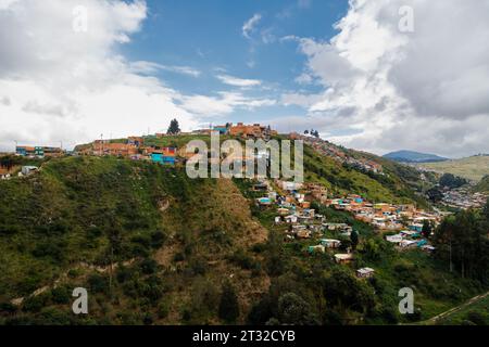 Prekäre Häuser auf einem Hügel in El Mirador am Stadtrand von Bogota Stockfoto