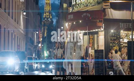 Paris - Frankreich, 20. juni 2022: Straßen der Nacht Paris. Aktion. Nachtleben einer großen Stadt mit vielen Menschen und fahrenden Autos. Stockfoto