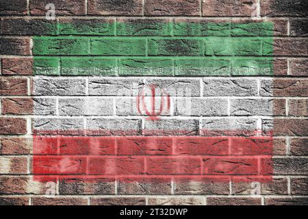 Iranische Flagge auf Backsteinmauerhintergrund gemalt Stockfoto