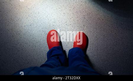 OP-Kleidung und OP-Hausschuhe. Arzt im Operationssaal mit OP-Hausschuhen im sterilen Bereich Stockfoto