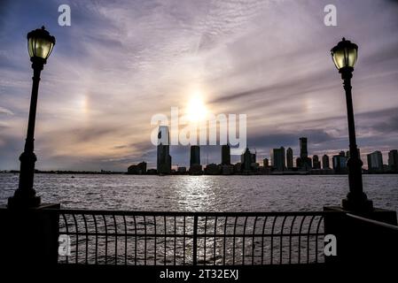 Ein Solar Halo über Jersey City, vom Battery Park aus gesehen - Manhattan, New York City Stockfoto