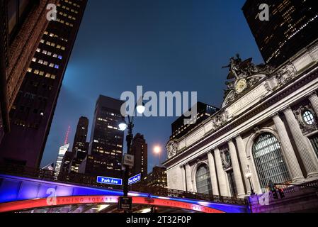 Das Grand Central Terminal bei Nacht, von Pershing Square Plaza aus gesehen - Manhattan, New York City Stockfoto