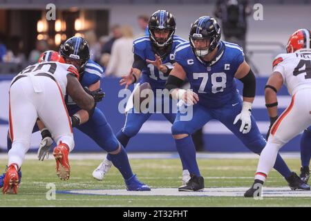 Indianapolis, Indiana, USA. Oktober 2023. Der Indianapolis Colts Quarterback Gardner Minshew (10) macht einen Low Snap während des Spiels zwischen den Cleveland Browns und den Indianapolis Colts im Lucas Oil Stadium in Indianapolis, Indiana. (Kreditbild: © Scott Stuart/ZUMA Press Wire) NUR REDAKTIONELLE VERWENDUNG! Nicht für kommerzielle ZWECKE! Stockfoto