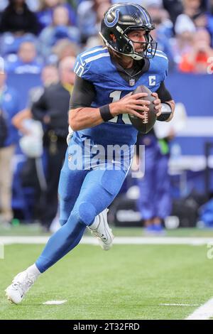 Indianapolis, Indiana, USA. Oktober 2023. Der Indianapolis Colts Quarterback Gardner Minshew II (10) spielt während des Spiels zwischen den Cleveland Browns und den Indianapolis Colts im Lucas Oil Stadium in Indianapolis, Indiana, aus. (Kreditbild: © Scott Stuart/ZUMA Press Wire) NUR REDAKTIONELLE VERWENDUNG! Nicht für kommerzielle ZWECKE! Stockfoto