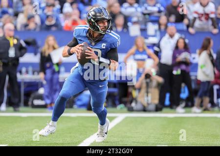 Indianapolis, Indiana, USA. Oktober 2023. Der Indianapolis Colts Quarterback Gardner Minshew II (10) spielt während des Spiels zwischen den Cleveland Browns und den Indianapolis Colts im Lucas Oil Stadium in Indianapolis, Indiana, aus. (Kreditbild: © Scott Stuart/ZUMA Press Wire) NUR REDAKTIONELLE VERWENDUNG! Nicht für kommerzielle ZWECKE! Stockfoto