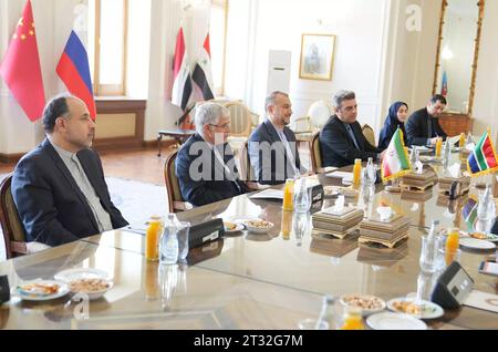 Teheran, Iran. Oktober 2023. Iranischer Außenminister HOSSEIN AMIR-ABDOLLAHIAN (3L) trifft sich mit seinem südafrikanischen Amtskollegen (Credit Image: © iranisches Außenministerium via ZUMA Press Wire) NUR REDAKTIONELLE VERWENDUNG! Nicht für kommerzielle ZWECKE! Stockfoto