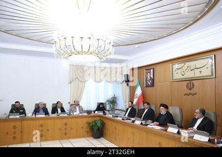 Teheran, Iran. Oktober 2023. Der iranische Präsident EBRAHIM RAISI (2R) spricht während eines Regierungstreffens. (Credit Image: © Iranian Presidency via ZUMA Press Wire) NUR REDAKTIONELLE VERWENDUNG! Nicht für kommerzielle ZWECKE! Stockfoto