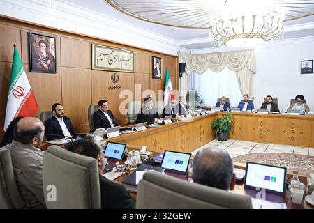 Teheran, Iran. Oktober 2023. Der iranische Präsident EBRAHIM RAISI (C) spricht während eines Regierungstreffens. (Credit Image: © Iranian Presidency via ZUMA Press Wire) NUR REDAKTIONELLE VERWENDUNG! Nicht für kommerzielle ZWECKE! Stockfoto