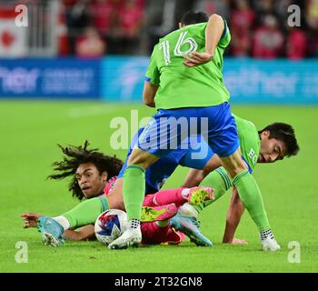 St. Louis, USA. Oktober 2023. St. Louis City Mittelfeldspieler Aziel Jackson (25) verwickelt sich mit Seattle Sounders Mittelfeldspieler Alex Roldan (16) und Seattle Sounders Mittelfeldspieler Josh Atencio (84). Die Seattle Sounders besiegten STL City im letzten regulären Spiel der Major League Soccer am 21. Oktober 2023 im CITY Park Stadium in St. Louis, MO, USA. (Foto: Tim Vizer/SIPA USA) Credit: SIPA USA/Alamy Live News Stockfoto