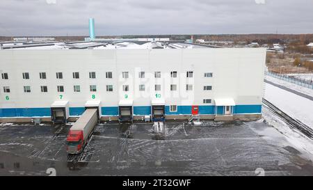 Lagerfassade mit Eingängen zum Entladen. Kreativ. Draufsicht der Lagereingänge zum Entladen von Lkws. Eingänge mit Nummern zum Entladen Stockfoto