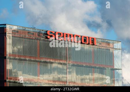 Göteborg, Schweden - 24. August 2020: SEMCON-Logo auf einem Bürogebäude. Stockfoto