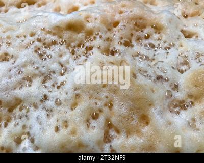 Makrofoto von Kaffeeblasen. Latte oder Cappuccino Stockfoto