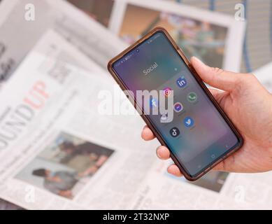 Foto-Illustration eines Telefons mit Social-Media-Apps am Pierce College in Woodland Hills, Kalifornien, am 10. Oktober 2022. Foto: Raquel G. Frohlich. Stockfoto