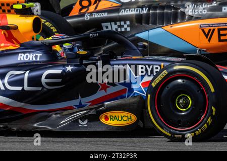 Drittens. Oktober 2023. Im letzten Rennen ist Lewis Hamilton mit der Nummer 44 von Mercedes als zweiter und Lando Norris mit der Nummer 4 von McLaren als dritter Platz. Quelle: csm/Alamy Live News Stockfoto