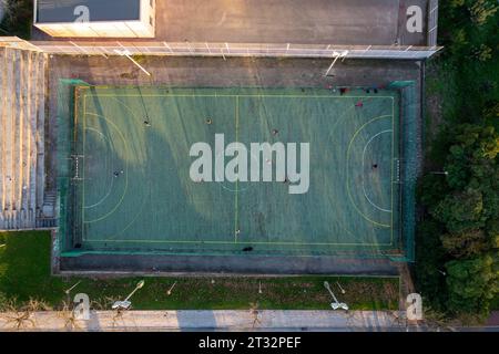 Blick aus der Vogelperspektive auf den öffentlichen Fußballplatz der Stadt. Offener Sportplatz in Europa, Luftaufnahme. Spielsport Fußball Stockfoto