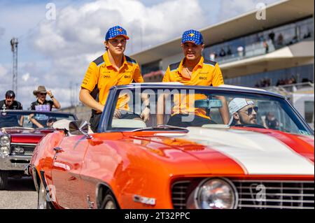 Austin, Texas - 22. Oktober 2023: Oscar Piastri und Lando Norris während der Fahrerparade beim Lenovo United States Grand Prix auf dem Circuit of the Americas. Quelle: Nick Paruch / Alamy Live News Stockfoto