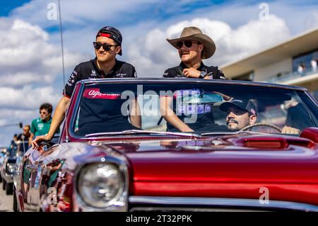 Austin, Texas - 22. Oktober 2023: Zhou Guanyu und Valtteri Bottas während der Fahrerparade beim Lenovo United States Grand Prix auf dem Circuit of the Americas. Quelle: Nick Paruch / Alamy Live News Stockfoto