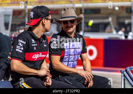 Austin, Texas - 22. Oktober 2023: Zhou Guanyu und Valtteri Bottas während der Fahrerparade beim Lenovo United States Grand Prix auf dem Circuit of the Americas. Quelle: Nick Paruch / Alamy Live News Stockfoto