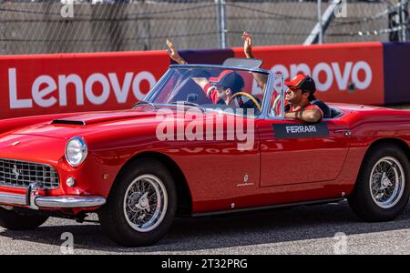 Austin, Texas - 22. Oktober 2023: Charles Leclerc und Carlos Sainz während der Fahrerparade beim Lenovo United States Grand Prix auf dem Circuit of the Americas. Quelle: Nick Paruch / Alamy Live News Stockfoto