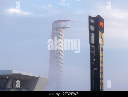 Austin, Texas - 22. Oktober 2023: Morgennebel bedeckt den Aussichtsturm beim Grand Prix von Lenovo auf dem Circuit of the Americas. Quelle: Nick Paruch / Alamy Live News Stockfoto