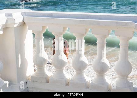 Salvador, Bahia, Brasilien - 30. August 2019: Touristen werden beim Baden im Meer im Hafen von Barra in der Stadt Salvador, Bahia, beobachtet. Stockfoto