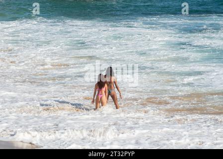 Salvador, Bahia, Brasilien - 30. August 2019: Touristen werden beim Baden im Meer im Hafen von Barra in der Stadt Salvador, Bahia, beobachtet. Stockfoto