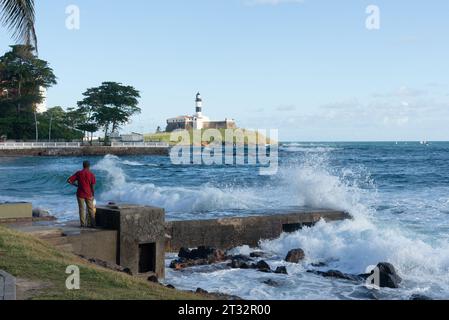 Salvador, Bahia, Brasilien - 30. August 2019: Blick aus der Ferne vom Scheinwerfer der Postkarte der Stadt Salvador, Bahia. Stockfoto