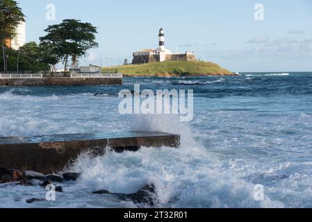 Salvador, Bahia, Brasilien - 30. August 2019: Blick aus der Ferne vom Scheinwerfer der Postkarte der Stadt Salvador, Bahia. Stockfoto