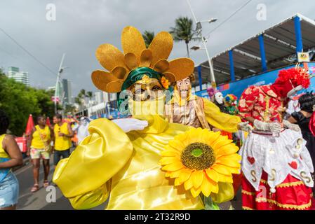 Salvador, Bahia, Brasilien - 11. Februar 2023: Maskierte Gruppe von Maragojipen werden während Fuzue, vor dem Karneval in Salvador, Bahia, gesehen. Stockfoto