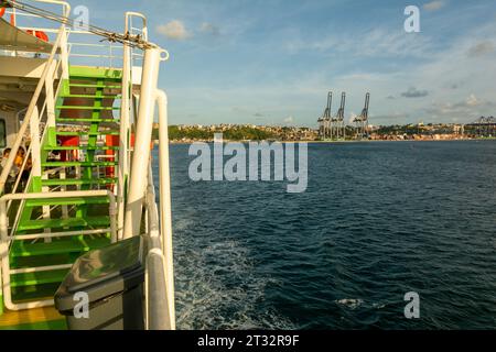 Salvador, Bahia, Brasilien - 9. März 2023: Be- und Entladen des Seehafens in der Stadt Salvador, Bahia. Stockfoto