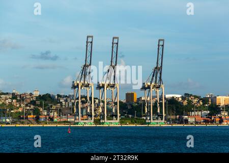 Salvador, Bahia, Brasilien - 9. März 2023: Be- und Entladen des Seehafens in der Stadt Salvador, Bahia. Stockfoto