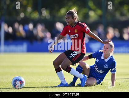 Liverpool, Großbritannien. Oktober 2023. Nikita Parris aus Manchester United und Clare Wheeler aus Everton während des FA Women's Super League Spiels im Walton Hall Park, Liverpool. Der Bildnachweis sollte lauten: Gary Oakley/Sportimage Credit: Sportimage Ltd/Alamy Live News Stockfoto