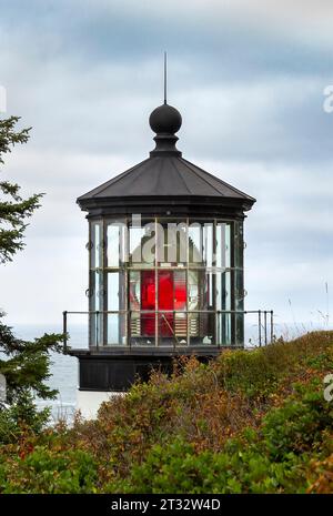 Cape Meares Lighthouse ist vielleicht der kürzeste Leuchtturm an der Küste Oregons, verfügt aber über ein beeindruckendes, mit Kerosinenergie betriebenes Objektiv. Am 1. Januar 1890 wurde das erste Mal beleuchtet Stockfoto