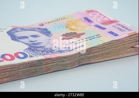 Ukrainisches Geld Hrywna Pack. Die Landeswährung. Draufsicht auf weißem Hintergrund. Ukraine Geld 200 Griwna Stapel. Ukrainische Finanzen, Gehalt, Rente Stockfoto