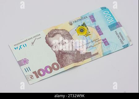 Ukrainische Geldrechnung 1000 Griwna. Die größte Stückelung. Gebraucht und etwas zerknittert. Isoliert auf weißem Hintergrund. Vorderseite. Neu 1000 Stockfoto