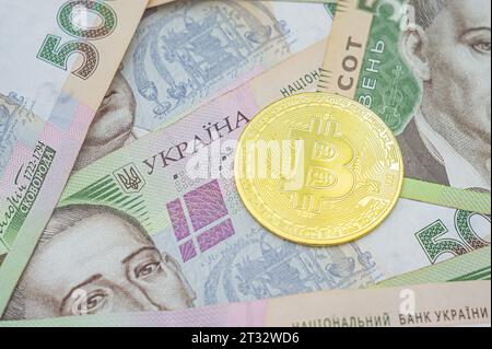 Goldener Bitcoin auf 500 ukrainischen Griwna-Scheinen Hintergrund. Bitcoin in der Ukraine. Bitcoin-Börse. Bitcoin Wechselkurs zu ukrainischer Währung. Stockfoto