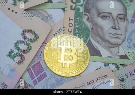 Goldener Bitcoin auf 500 ukrainischen Griwna-Scheinen Hintergrund. Bitcoin in der Ukraine. Bitcoin-Börse. Bitcoin Wechselkurs zu ukrainischer Währung. Stockfoto
