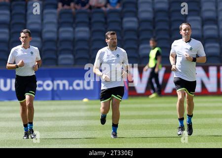 Sydney, Australien. Oktober 2023. Match-Schiedsrichter wärmen sich am 22. Oktober 2023 in Sydney, Australien, vor der A-League Men RD1 zwischen den Wanderers und Wellington Phoenix im CommBank Stadium auf. Credit: IOIO IMAGES/Alamy Live News Stockfoto