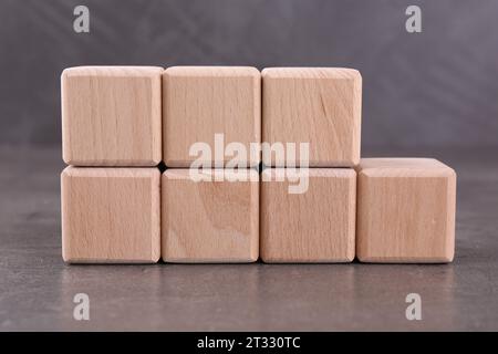 Holzwürfel mit der Abkürzung ISO und Nummer 9001 auf grauem texturiertem Tisch Stockfoto