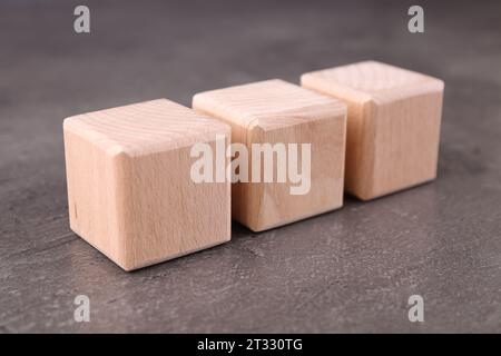 Holzwürfel mit Abkürzung ISO auf grauem, strukturiertem Tisch, Großansicht Stockfoto