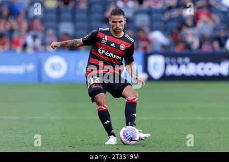 Sydney, Australien. Oktober 2023. Tate Russell von den Wanderers gibt den Ball während der A-League Men RD1 zwischen den Wanderers und Wellington Phoenix im CommBank Stadium am 22. Oktober 2023 in Sydney, Australien Credit: IOIO IMAGES/Alamy Live News Stockfoto