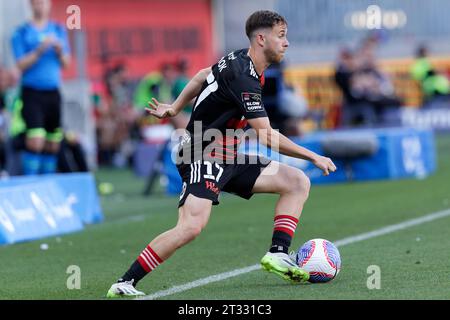 Sydney, Australien. Oktober 2023. Lachlan Brook von den Wanderers kontrolliert den Ball während der A-League Men RD1 zwischen den Wanderers und Wellington Phoenix im CommBank Stadium am 22. Oktober 2023 in Sydney, Australien Credit: IOIO IMAGES/Alamy Live News Stockfoto