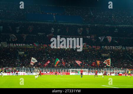 Mailand, Italie. Oktober 2023. Fans des AC Mailand während des italienischen Meisterschaftsspiels Serie A zwischen dem AC Mailand und Juventus FC am 22. Oktober 2023 im San Siro Stadion in Mailand, Italien - Foto Morgese-Rossini/DPPI Credit: DPPI Media/Alamy Live News Stockfoto