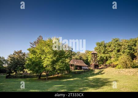 Bild einer alten serbischen Holzkirche auf dem Land Serbiens, in Banat, in devojacki bunar. Devojački Bunar ist eine kleine Siedlung in Serbien. I Stockfoto