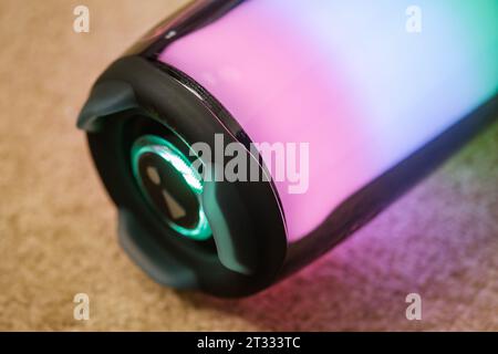 HCMC, Vietnam - 24. Oktober 2023. Nahaufnahme von JBL Pulse 5 nur für redaktionelle Zwecke Stockfoto